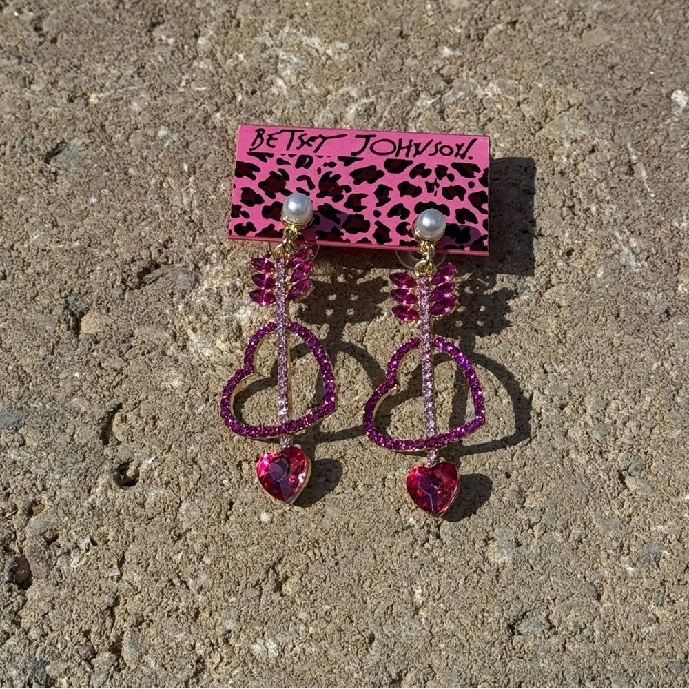 EARRINGS! Betsey Johnson Pink Heart and Arrow Drop Earrings BNWT - Picture 5 of 6